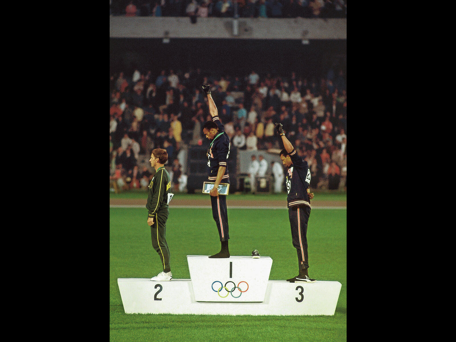 Picture of Tommie Smith raising his fist
