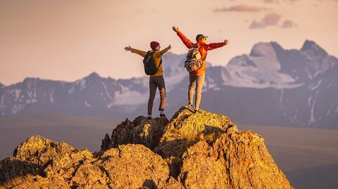 Überschrift für Gesundheitsartikel mit 2 Personen, die auf einem Berggipfel stehen