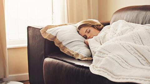 Im Bett schlafende Frauen