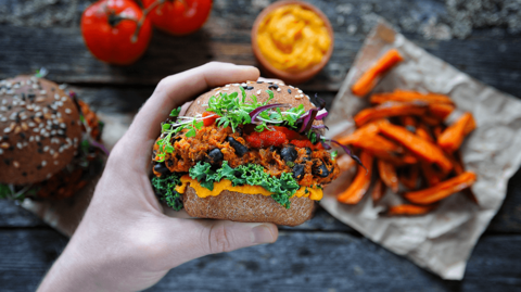 Ein veganer Burger als Beispiel für pflanzenbasierte Ernährung