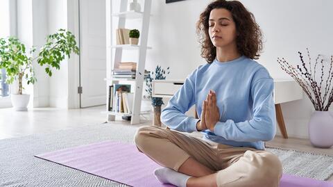 Frauen entspannen sich auf einer Yogamatte