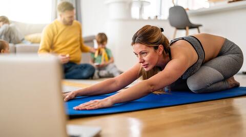 Frau macht Gymnastik zu Hause