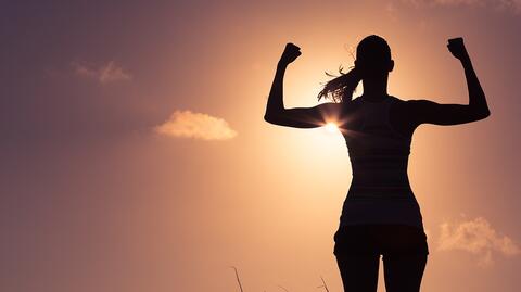 Frau vor einem Sonnenuntergang