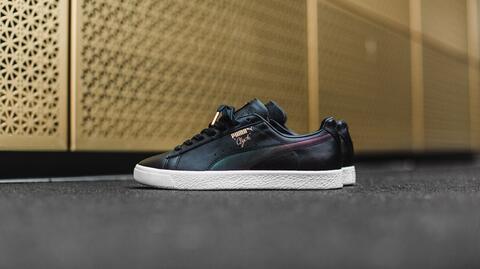 PUMA Clyde Sneaker in der Seitenansicht mit schimmernden Details auf dem Formstripe