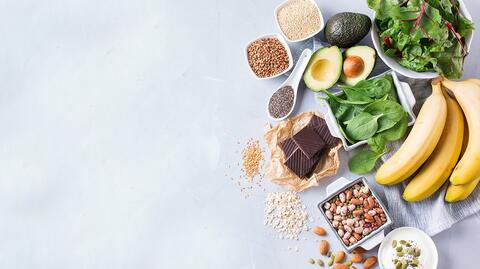 Einige Lebensmittel, die reich an Mineralien sind, auf einem weißen Tuch ausgebreitet