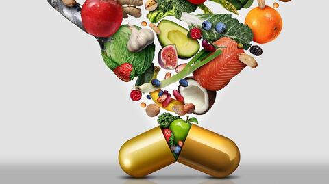 Superfoods fallen von oben herab und sammeln sich in einer Tablette