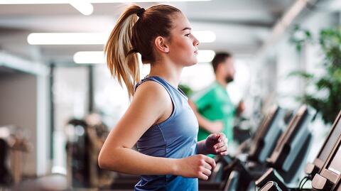Junge Frau in einem Fitnessstudio, die für den Fettabbau trainiert