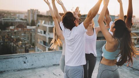 Glückliche Menschen dehnen sich - ein schöneres Konzept zum Abnehmen