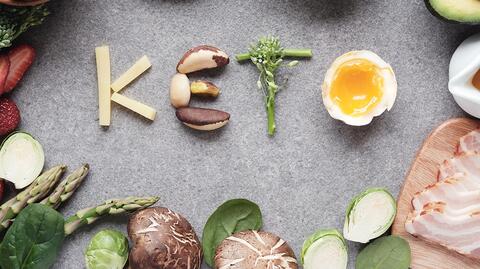 Eier, Gemüse und Nüsse buchstabieren die Keto-Diät