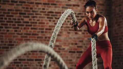 Eine schwarze Frau, die Krafttraining für Frauen betreibt
