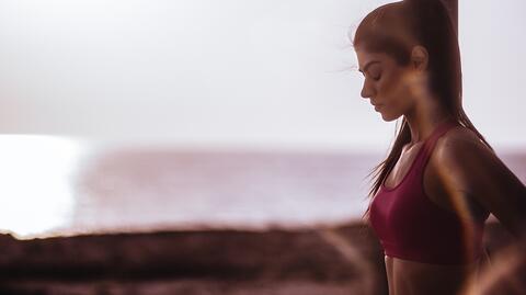 Frau in Sportkleidung beim Aufwärmen